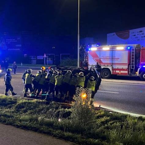 FF Wiener Neudorf Unklare Lage nach Fahrzeugüberschlag