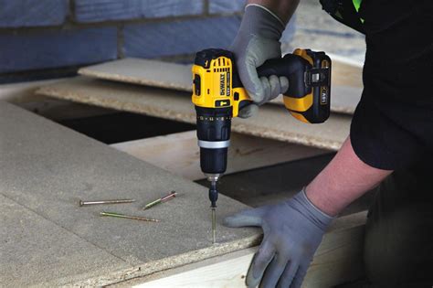 Аренда аккумуляторной дрели-шуруповерта DeWALT DCD 771 C2 в Москве ...