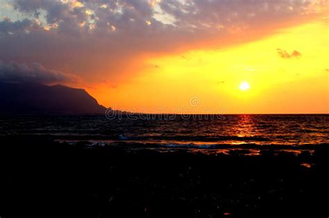 Costa Mar Tima En La Puesta Del Sol En Sicilia Italia Imagen De