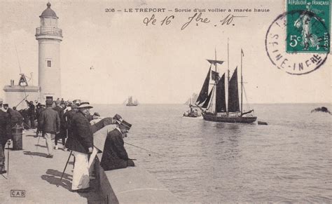 Le Tréport Sortie d un voilior à marée haute Carte postale ancienne