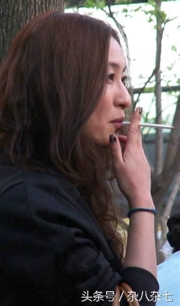 街拍：抽煙的性感修長腿氣質美少婦 每日頭條