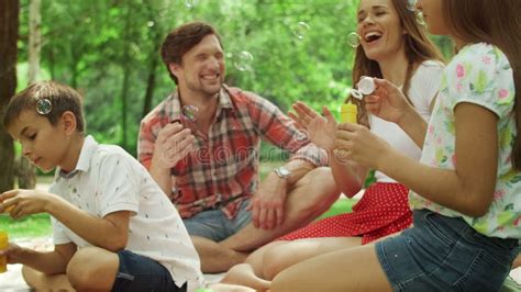 Enfants Qui Jouaient Avec Des Bulles De Savon Dans La For T Famille