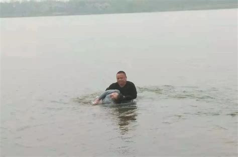 救人落水 水中救人 落水图片救人图片 大山谷图库