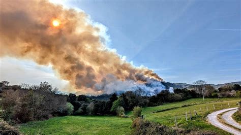 Incendios En Asturias Un Incendio En Las Regueras Amenaza A Las