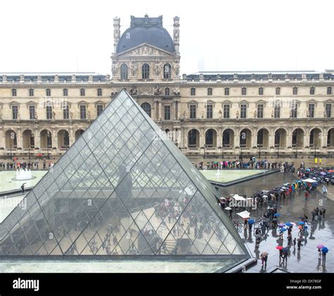 Louvre museum entrance hi-res stock photography and images - Alamy