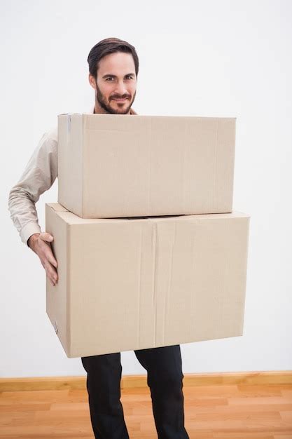 Hombre Sonriente Que Sostiene Una Caja De Cart N En Movimiento Foto