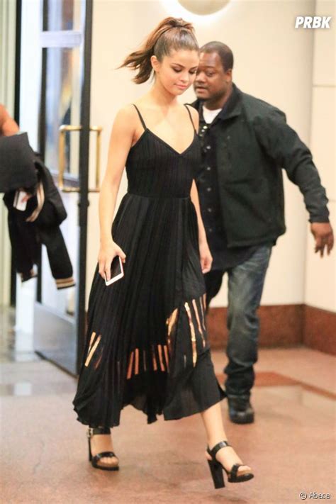 Selena Gomez sexy son side boob en dévoile un peu trop Purebreak