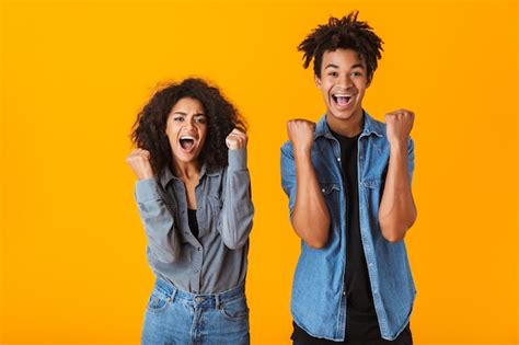 Pareja Africana Joven Alegre Que Se Encuentran Aisladas Celebrando El