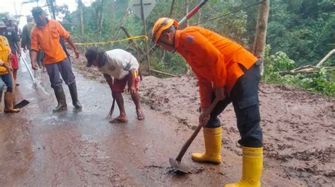 Ruas Jalan Penghubung Puspo Tutur Tergerus Longsor Mobil Tak Bisa