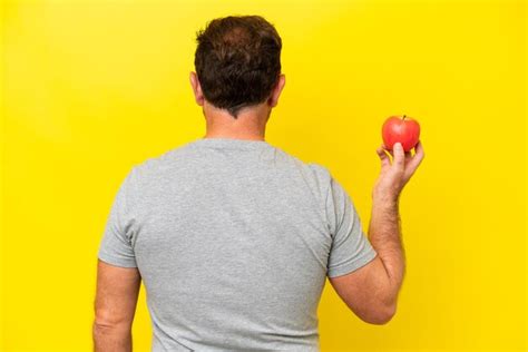 Hombre Cauc Sico De Mediana Edad Con Una Manzana Aislada De Fondo