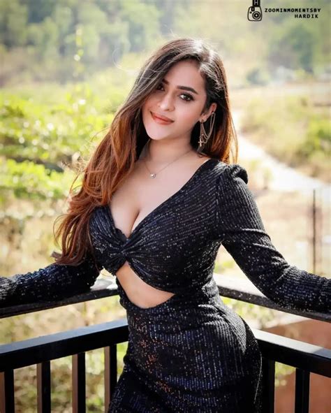 Prajakta Dusane Hot And Sexy Photos