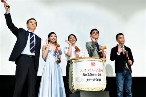 【写真】小泉今日子と親子役共演 二階堂ふみの美しいドレス姿｜newsポストセブン