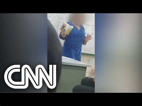 Aluno entrega esponja de aço para professora negra no DF veja vídeo