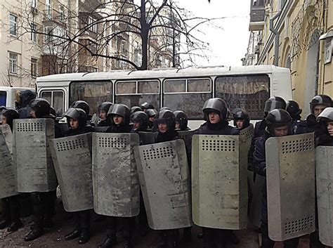 В Киеве милиция заблокировала активистов, направляющихся пикетировать ...