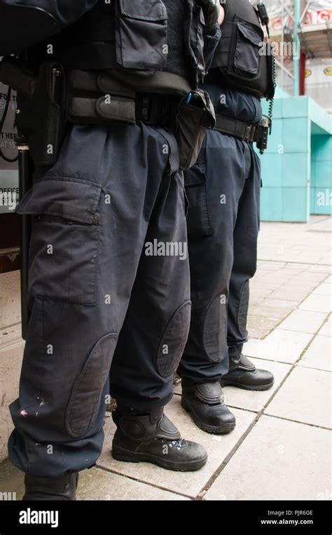 Northern ireland police weapon uniform hi-res stock photography and ...