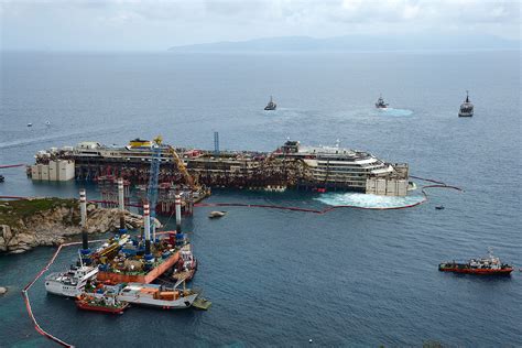 Costa Concordia 20 Powerful Photos Of The Cruise Ship Disaster And Recovery Operation Ibtimes Uk