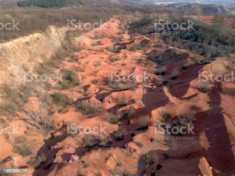 Tambang Bauksit Batuan Sedimen Bauksit Lapuk Mentah Di Permukaan Foto