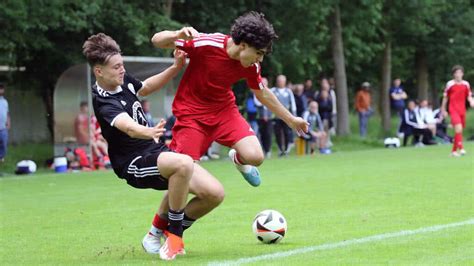 2 2 im dritten Spiel für U15 Junioren Fußball und Leichtathletik