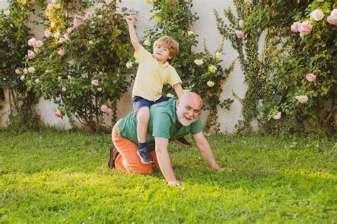 Crian A Feliz O Av Brincando Ao Ar Livre Pai Dando Carona Filho