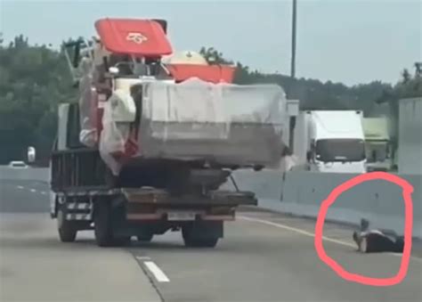 Viral Sopir Kejar Truk Yang Melaju Tanpa Pengemudi Di Jalan Tol