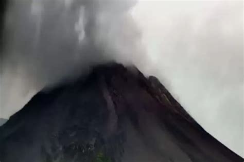 Gunung Merapi Terlihat Jelas Tampak Asap Kawah Warna Putih Intensitas