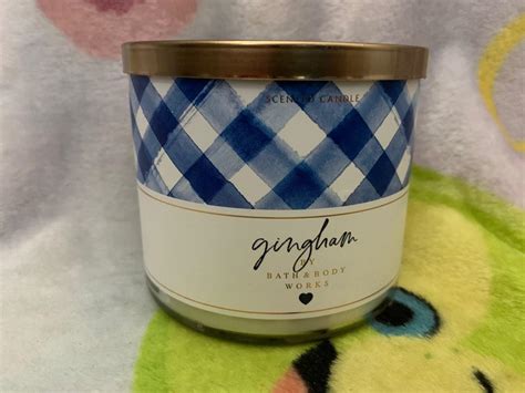 美國 BBW Bath Body Works 3 wick Candle 三蕊蠟燭 香味蠟燭 蠟燭 格仔 小倉蘭 台布 野餐 gingham freesia white peach