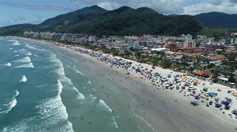 Em sábado de sol e calor praias de Ubatuba ficam movimentadas