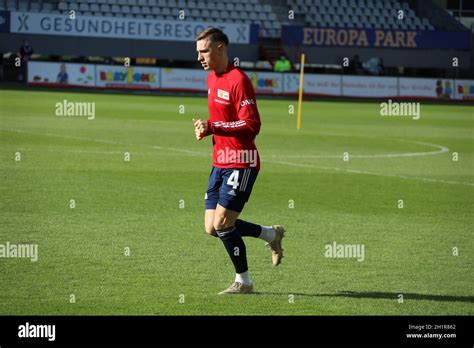 Nico Schlotterbeck (FC Union Berlin) beim Warmup zum Spiel der 1. FBL ...