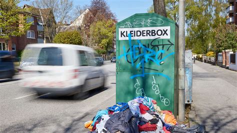 Wegen Insolvenz In Norddeutschland quellen Altkleidercontainer über