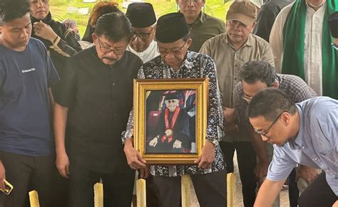 Jenazah Prof Salim Said Tokoh Pers Dimakamkan Di Tpu Tanah Kusir