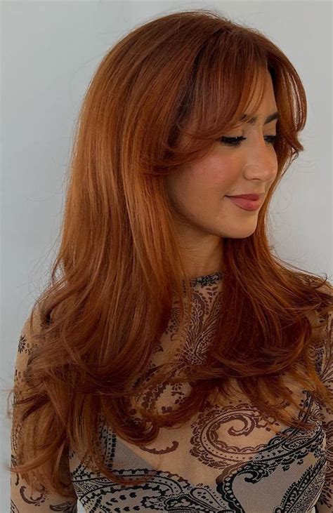 Effortless Layered Shoulder Length Haircut With Caramel Highlights