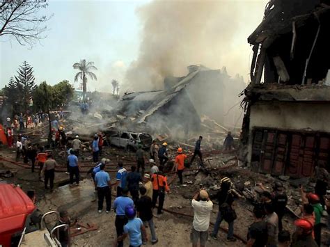 Mehr als hundert Tote nach Flugzeugabsturz in Indonesien befürchtet