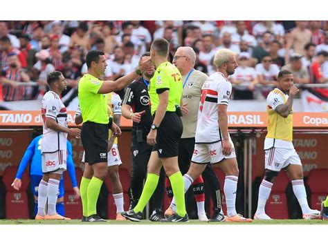 Sampaoli Deixa O Campo E Jogadores Do Flamengo S O Consolados Por