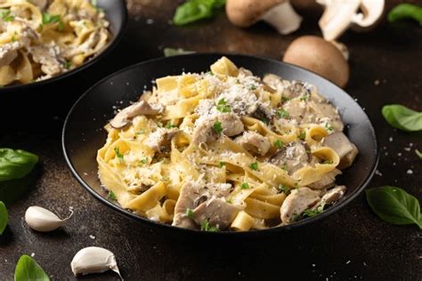 Fettuccine Alfredo Con Pollo E Funghi Gusto Americano A Casa Tua