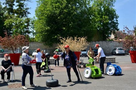 Le Camion Sports Pour Tous A Fait Un Arr T Face La Mairie