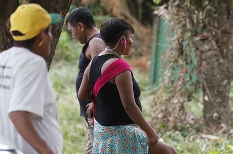 Yanomamis Convivem Nos Arredores Da Casa De Saúde Do Índio Onde Está Instalado Hospital De