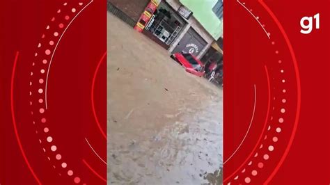 VÍDEOS Ruas de Juiz de Fora ficam alagadas em chuva que durou 40