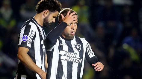 Botafogo é eliminado na Sul Americana e torcedores rivais brincam nas