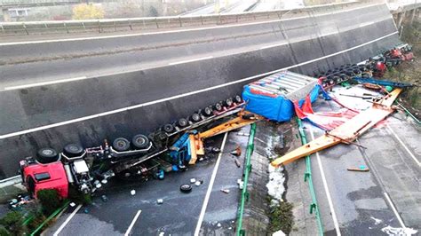 Total Idiots At Work Fails Amazing Idiots Dangerous Truck Car