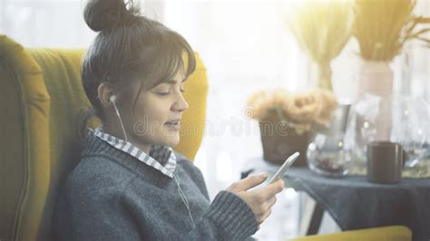 Um Perfil Do Retrato De Uma Menina De Sorriso Nos Fones De Ouvido Que