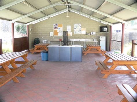 Deniliquin Riverside Caravan Park - Caravan Camping NSW