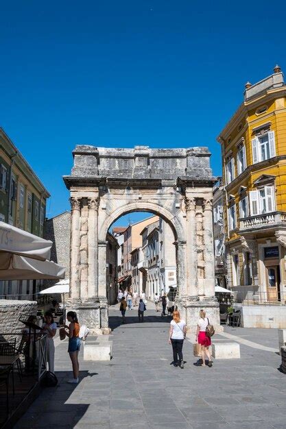 Premium Photo Arch Of The Sergii Is An Ancient Roman Triumphal Arch