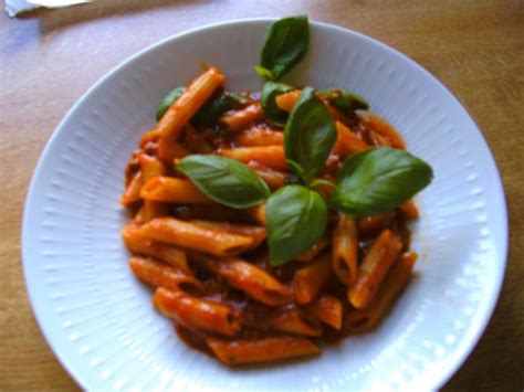 Nudeln mit Tomatensoße und Mett Rezept kochbar de