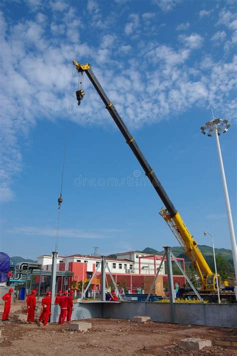 Crane editorial stock image. Image of chains, industry - 77289094