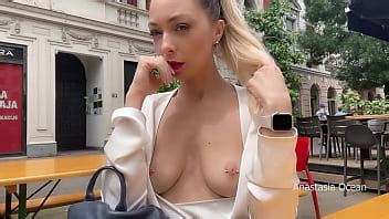 Tetas intermitentes en público Topless justo en el medio de una calle muy transitada XVIDEOS