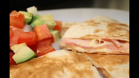 Deliciosas tortillas mexicanas rellenas de jamón y queso