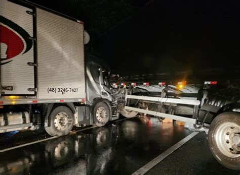 Acidente Entre Carretas Deixa Trânsito Lento Na Régis Bittencourt Em Cajati