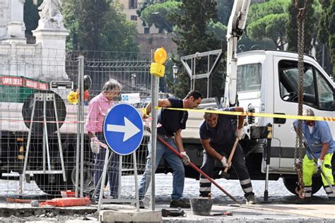 Roma Smottamento Per La Metro C In Piazza Venezia