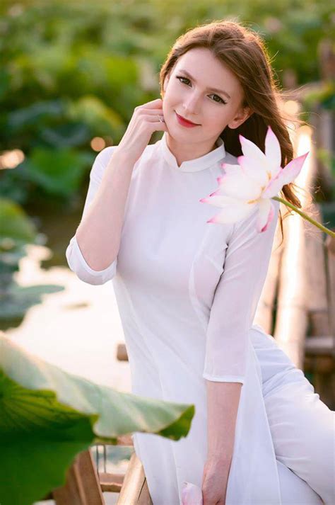 Nhan sắc gợi cảm của hot girl Ukraine khiến Trung Ruồi mê mẩn trong Chuyện tình anh thanh niên