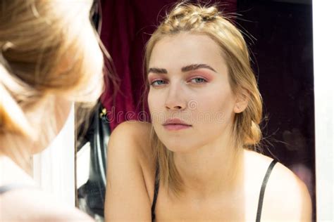 Belle Fille Mignonne Sur Un Fond Beige Sans N Importe Qui Fille Blonde Avec Les Yeux Verts Elle